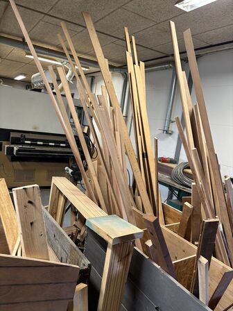 4 paller med blandet træ