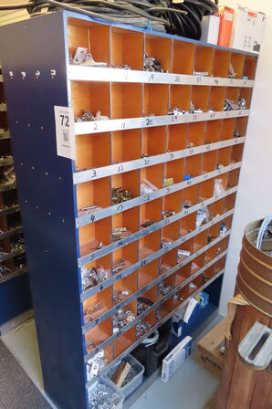 Reol med indhold af diverse beslag, fittings mv. 