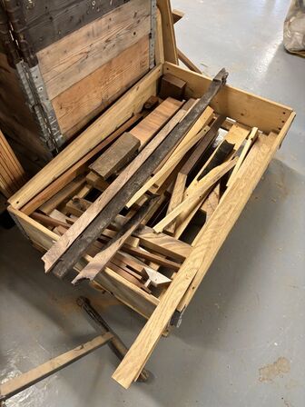 4 paller med blandet træ