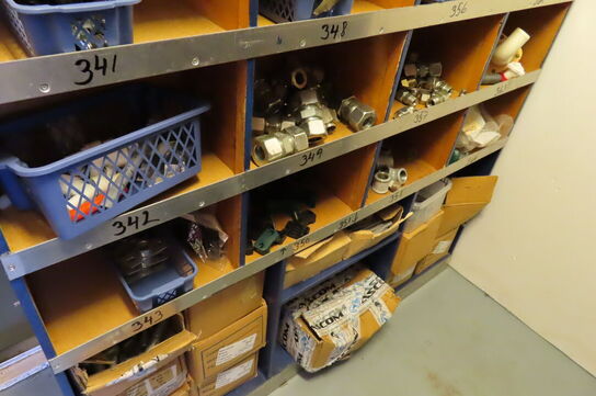 Reol med indhold af diverse beslag, fittings mv. 