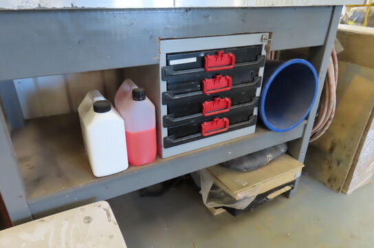 Arbejdsbord med indhold af diverse bor mv. 