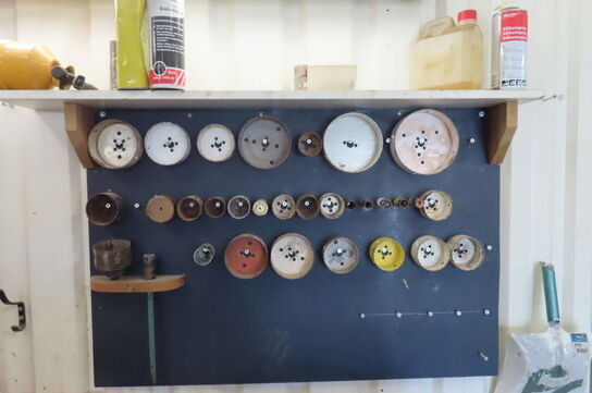 Arbejdsbord med indhold af diverse bor mv. 
