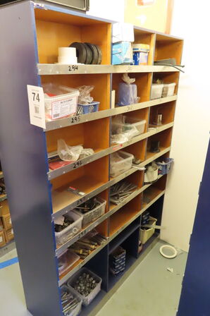 Reol med indhold af diverse beslag, fittings mv. 