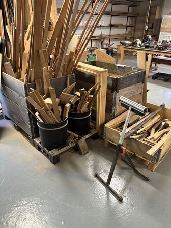 4 paller med blandet træ