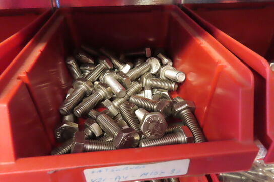 Indhold langs væg af diverse skruer, bolte, skiver mv. 