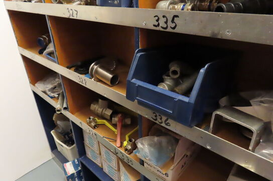 Reol med indhold af diverse beslag, fittings mv. 