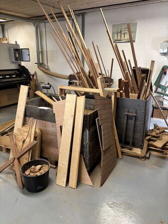 4 paller med blandet træ