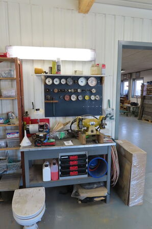 Arbejdsbord med indhold af diverse bor mv. 