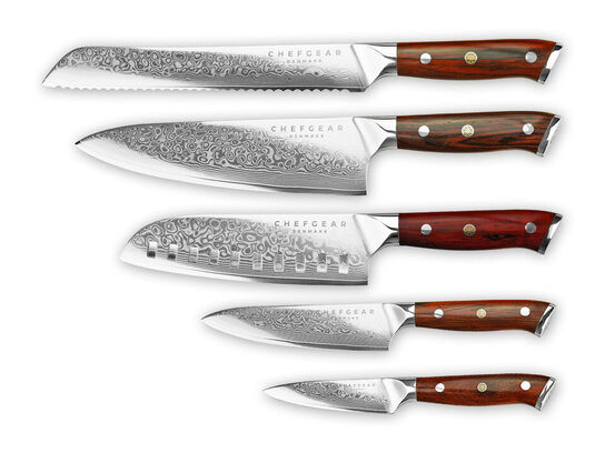 Stort knivsæt udført i 67 lags Damaskus stål samt knivholder.