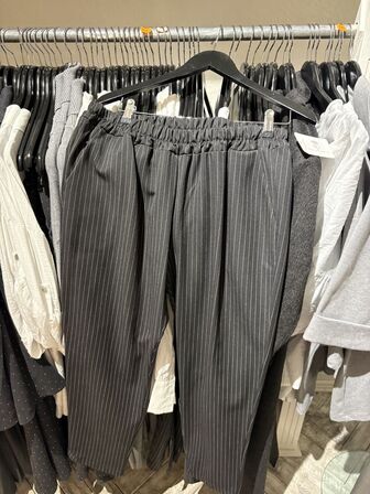 Stort parti dametøj – blandede styles og størrelser SE BILLEDER