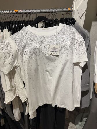 Stort parti dametøj – blandede styles og størrelser SE BILLEDER
