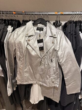Stort parti dametøj – blandede styles og størrelser SE BILLEDER