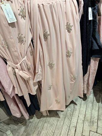 Stort parti dametøj – blandede styles og størrelser SE BILLEDER