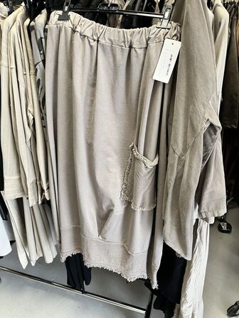 Stort parti dametøj – blandede styles og størrelser SE BILLEDER