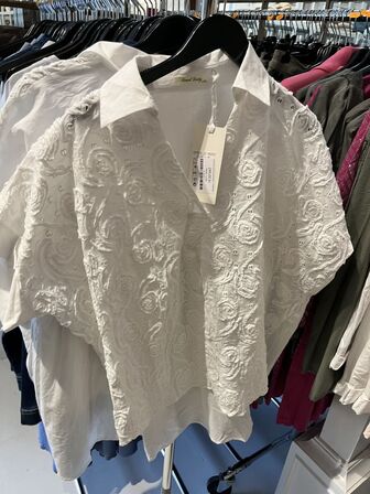 Stort parti dametøj – blandede styles og størrelser SE BILLEDER
