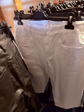 Stort parti dametøj – blandede styles og størrelser SE BILLEDER