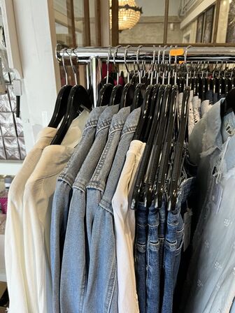 Stort parti dametøj – blandede styles og størrelser SE BILLEDER