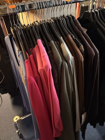 Stort parti dametøj – blandede styles og størrelser SE BILLEDER