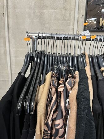 Stort parti dametøj – blandede styles og størrelser SE BILLEDER