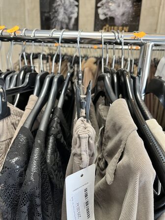 Stort parti dametøj – blandede styles og størrelser SE BILLEDER