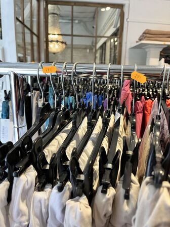 Stort parti dametøj – blandede styles og størrelser SE BILLEDER