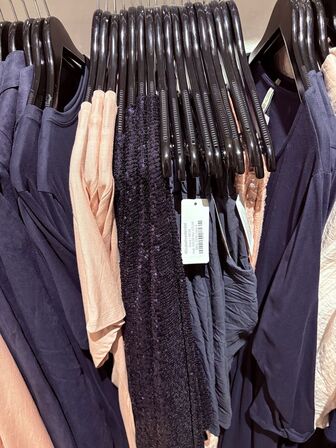 Stort parti dametøj – blandede styles og størrelser SE BILLEDER