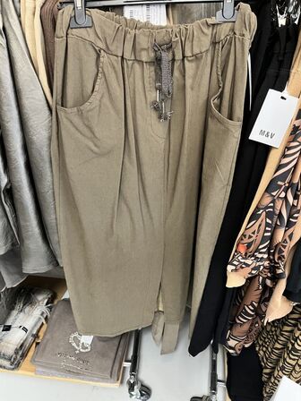 Stort parti dametøj – blandede styles og størrelser SE BILLEDER