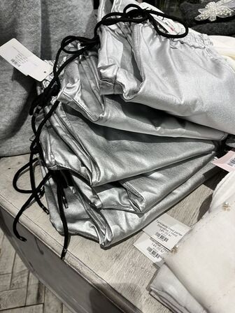 Stort parti dametøj – blandede styles og størrelser SE BILLEDER