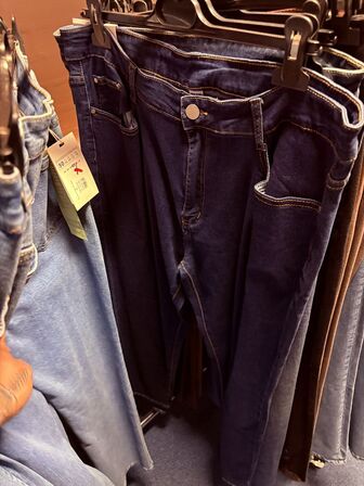 Stort parti dametøj – blandede styles og størrelser SE BILLEDER