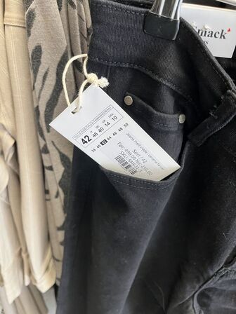 Stort parti dametøj – blandede styles og størrelser SE BILLEDER