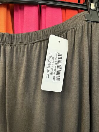 Stort parti dametøj – blandede styles og størrelser SE BILLEDER