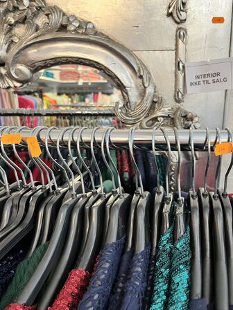 Stort parti dametøj – blandede styles og størrelser SE BILLEDER