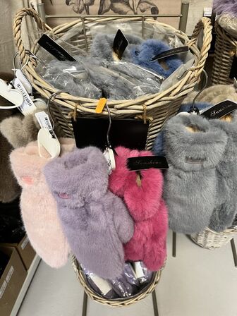 Stort parti dametøj – blandede styles og størrelser SE BILLEDER