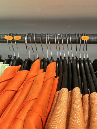 Stort parti dametøj – blandede styles og størrelser SE BILLEDER