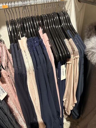 Stort parti dametøj – blandede styles og størrelser SE BILLEDER