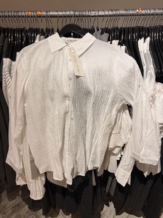 Stort parti dametøj – blandede styles og størrelser SE BILLEDER