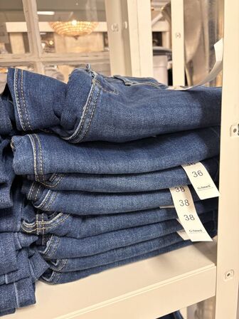 Stort parti dametøj – blandede styles og størrelser SE BILLEDER