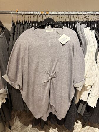 Stort parti dametøj – blandede styles og størrelser SE BILLEDER