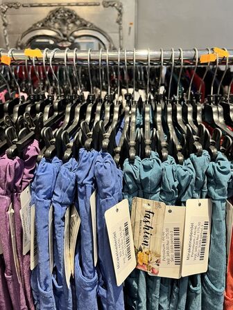 Stort parti dametøj – blandede styles og størrelser SE BILLEDER