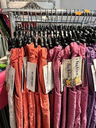 Stort parti dametøj – blandede styles og størrelser SE BILLEDER