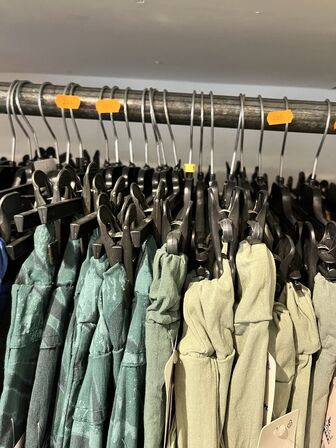 Stort parti dametøj – blandede styles og størrelser SE BILLEDER