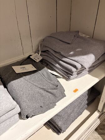 Stort parti dametøj – blandede styles og størrelser SE BILLEDER