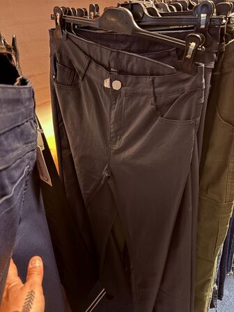 Stort parti dametøj – blandede styles og størrelser SE BILLEDER