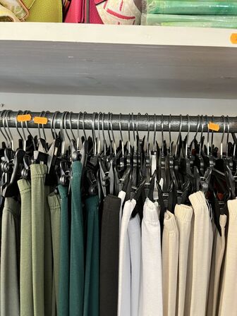 Stort parti dametøj – blandede styles og størrelser SE BILLEDER