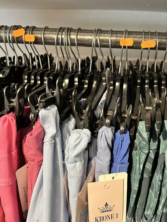Stort parti dametøj – blandede styles og størrelser SE BILLEDER