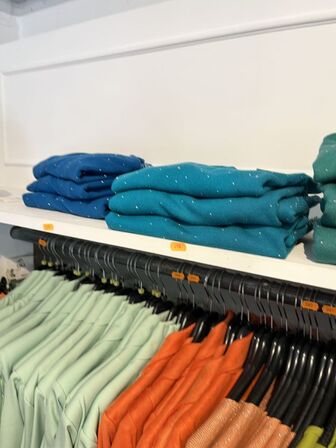 Stort parti dametøj – blandede styles og størrelser SE BILLEDER
