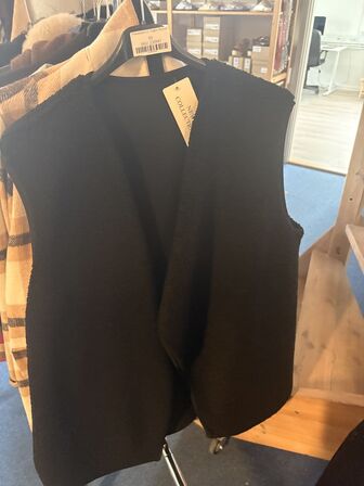 Stort parti dametøj – blandede styles og størrelser SE BILLEDER