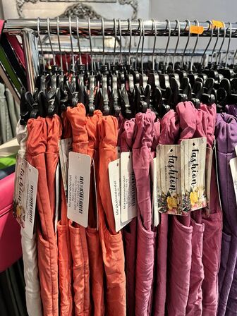 Stort parti dametøj – blandede styles og størrelser SE BILLEDER