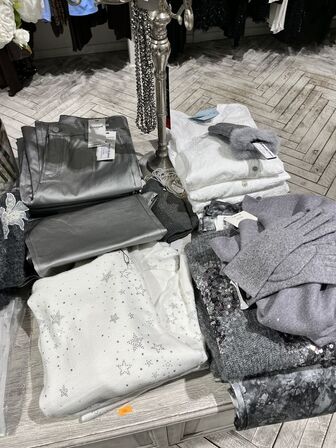 Stort parti dametøj – blandede styles og størrelser SE BILLEDER