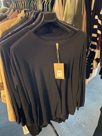 Stort parti dametøj – blandede styles og størrelser SE BILLEDER